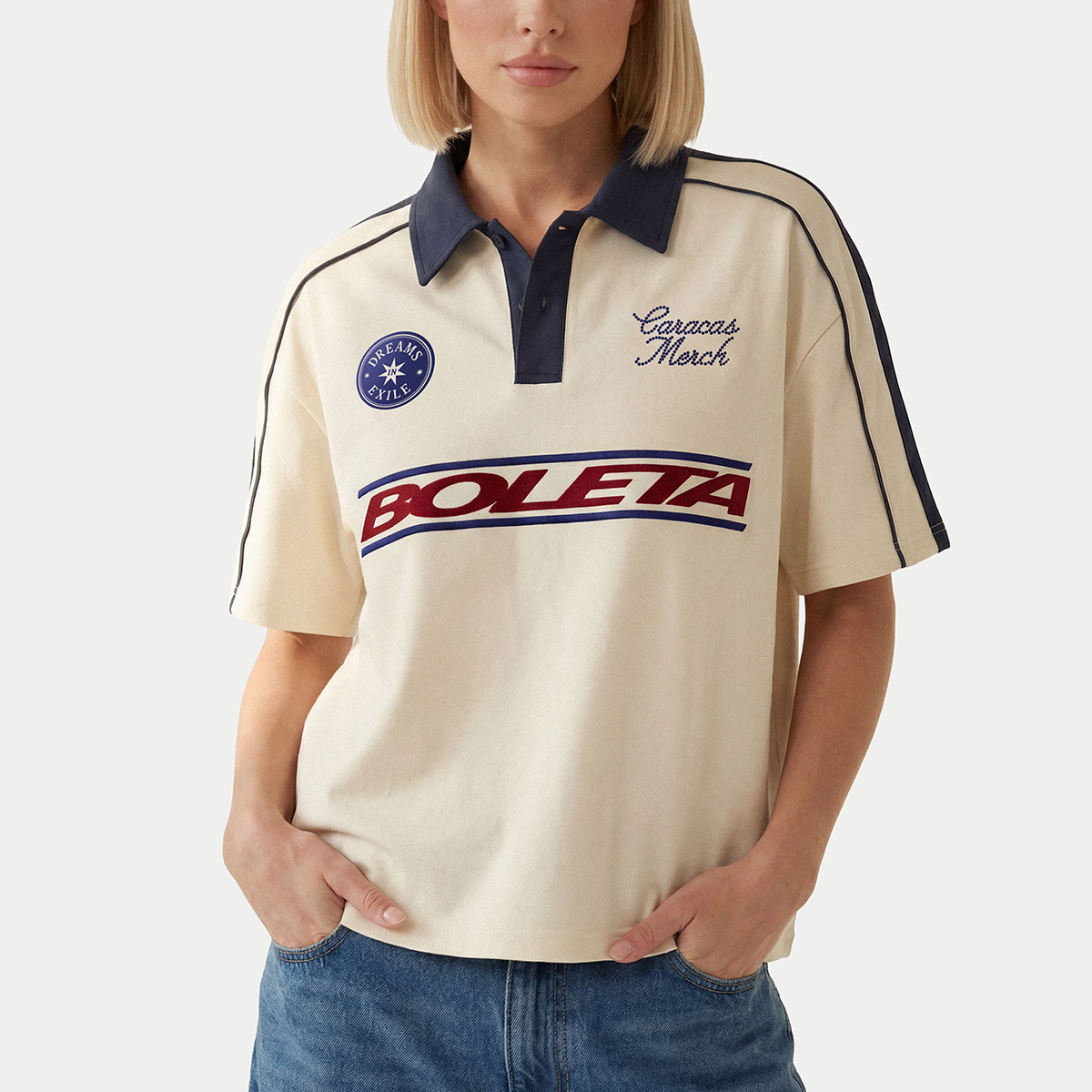 Modelo llevando el polo de fútbol crema «Boleta» de Caracas Merch